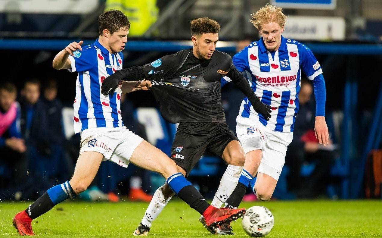 暗含在文中 暗含在文中