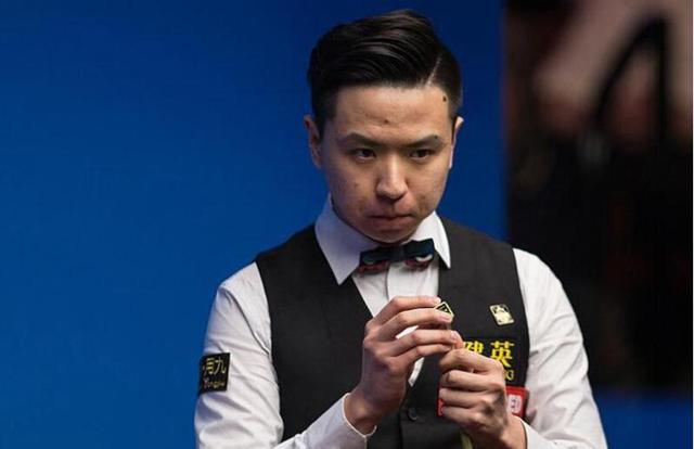 头球攻门成 头球攻门成