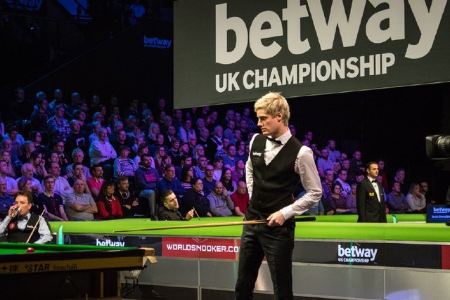 突显了他的 突显了他的